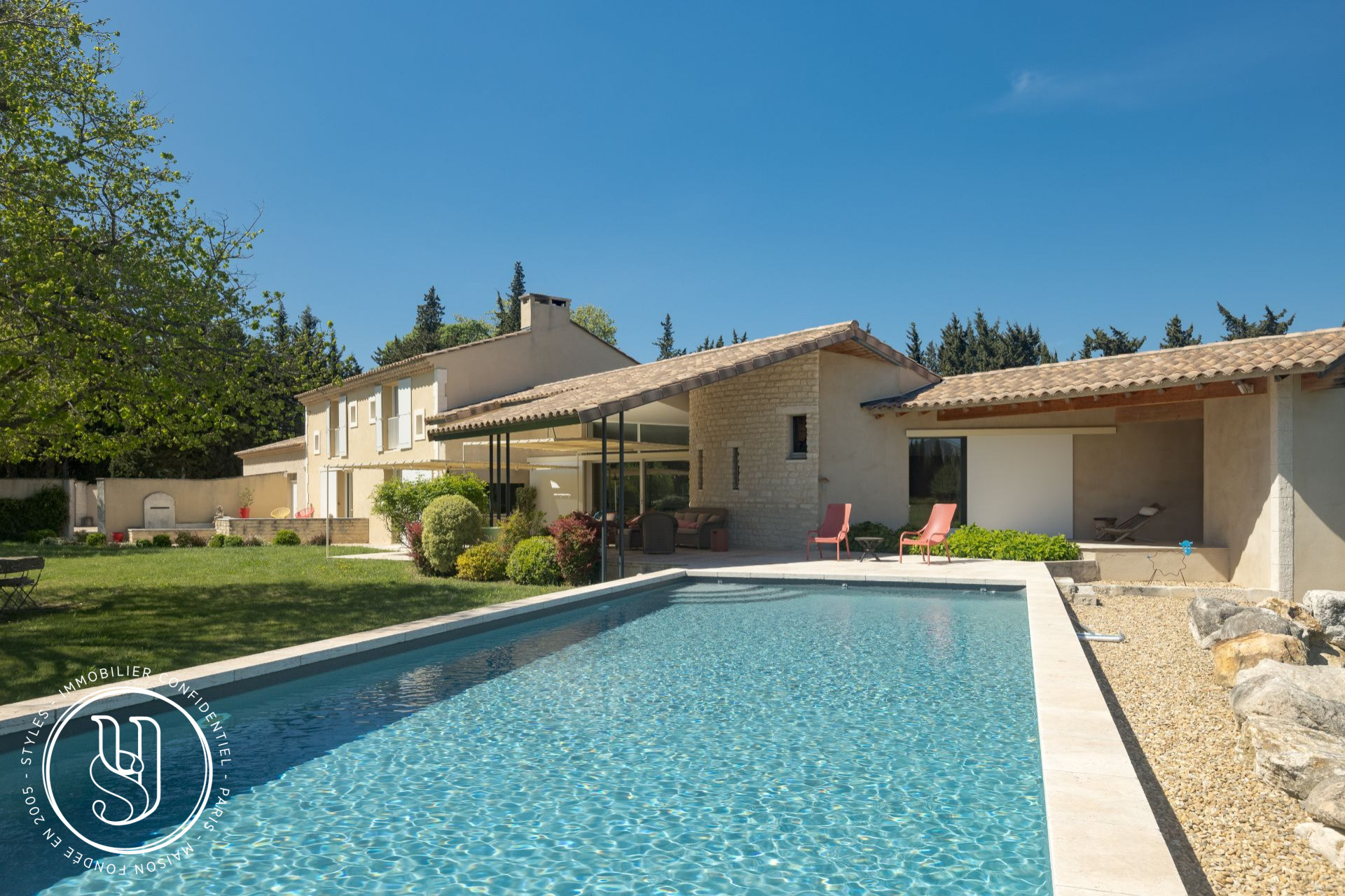 Saint-Rémy-de-Provence - Face aux Alpilles, un mas revisité dans un esprit moderne - image 3
