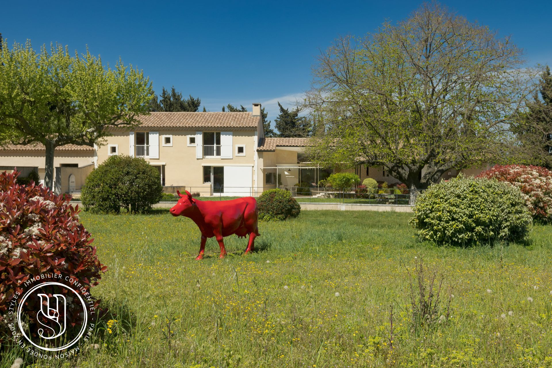 Saint-Rémy-de-Provence - Face aux Alpilles, un mas revisité dans un esprit moderne - image 4