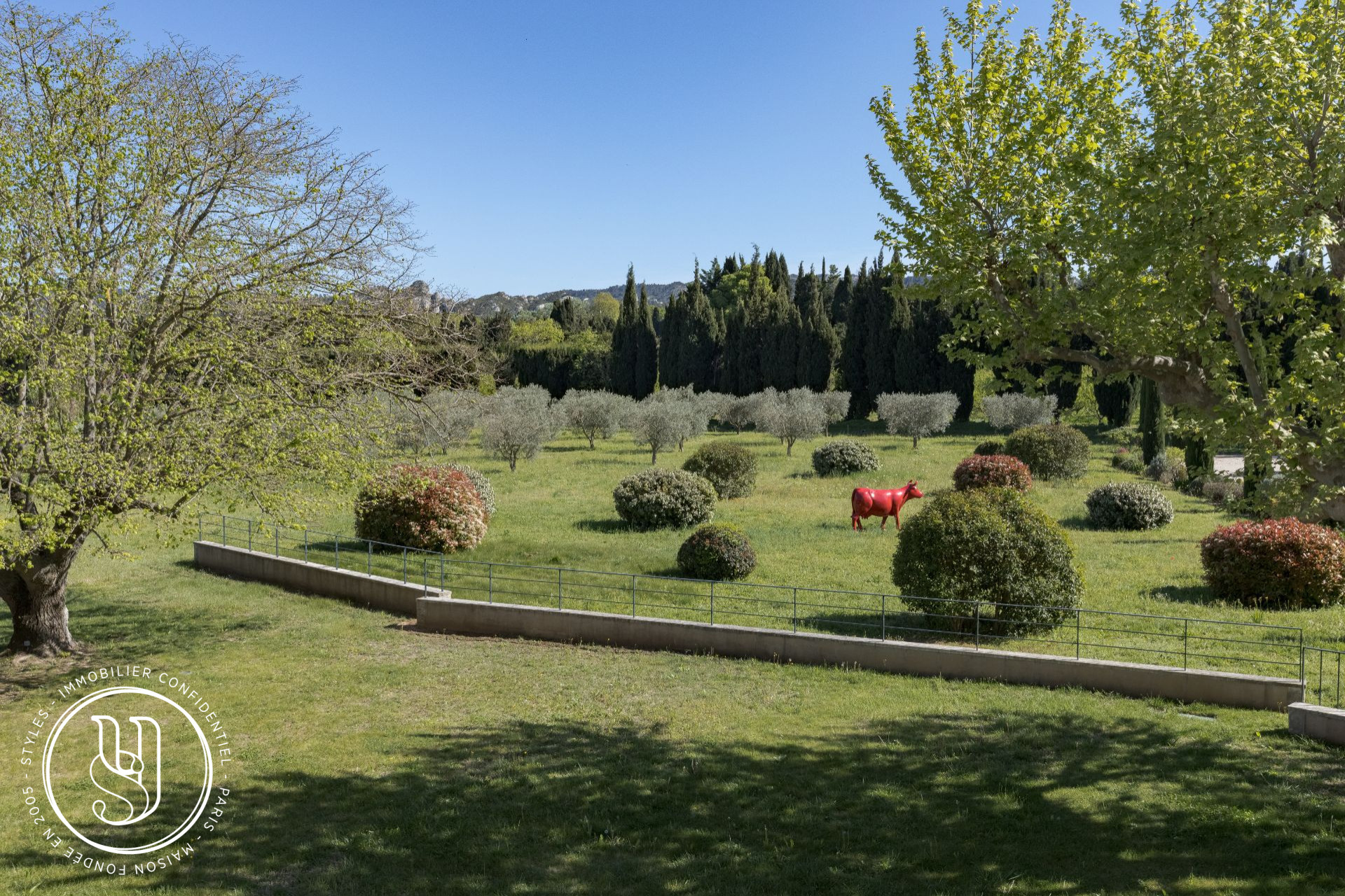 Saint-Rémy-de-Provence - Face aux Alpilles, un mas revisité dans un esprit moderne - image 6