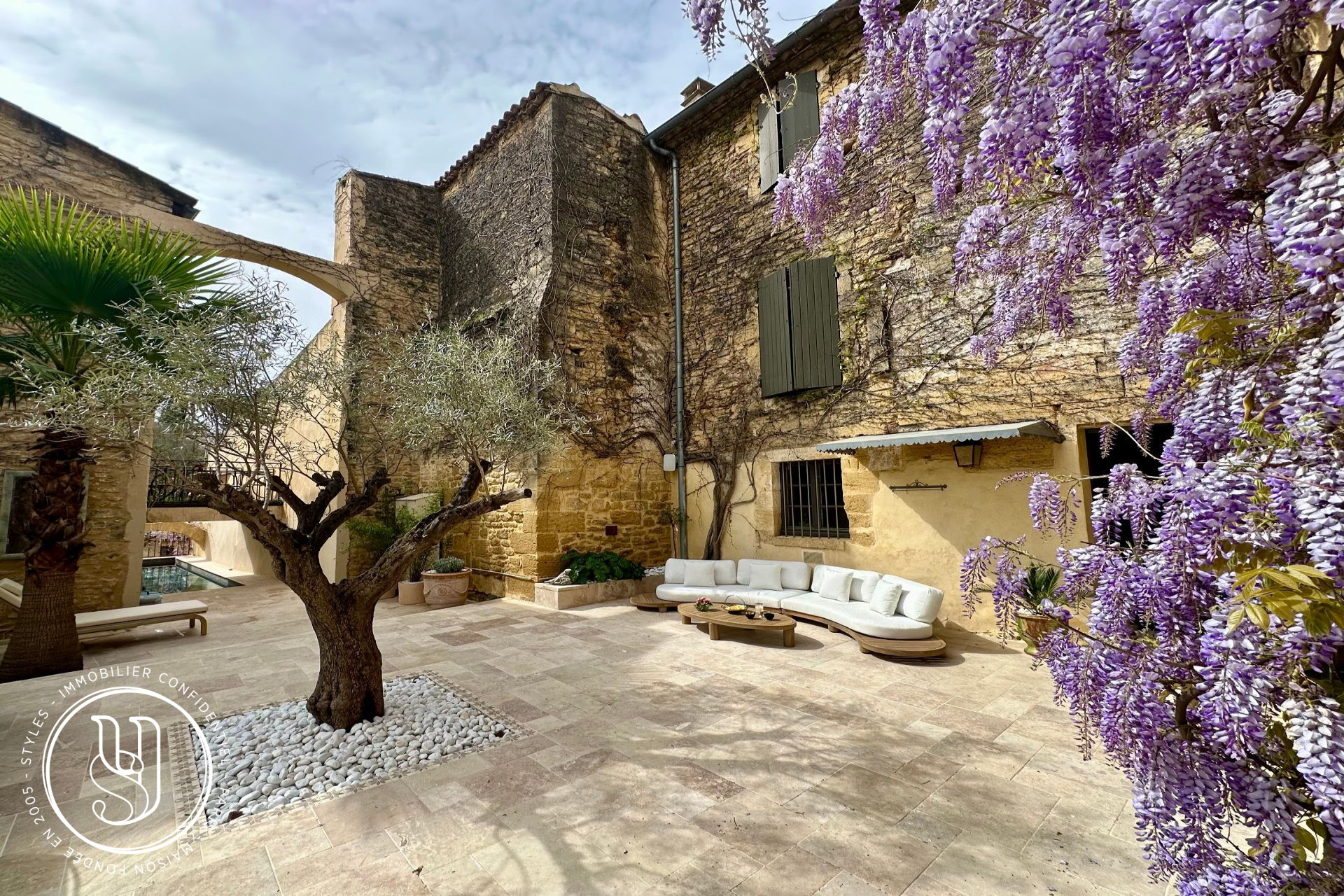 Uzès - nearby, in a lively village, superb townhouse - image 1