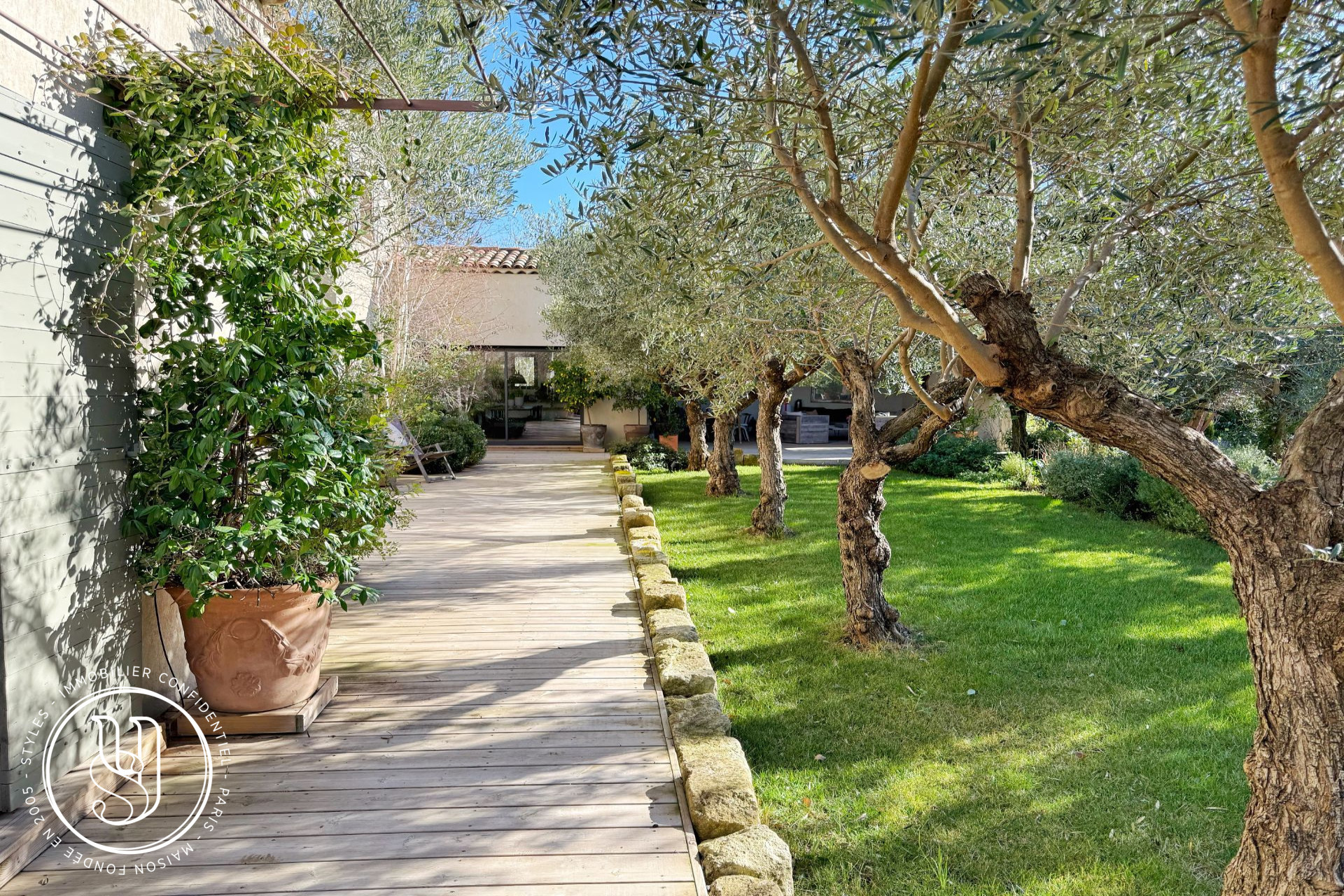 Saint Rémy de provence - close to the village center of Maussane, a quiet property with - image 11