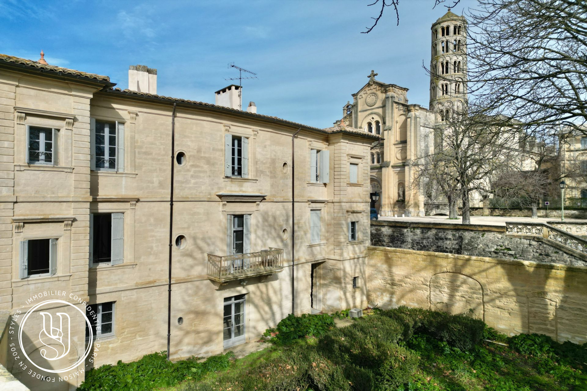 Uzès - An extraordinary renovation in the historic centre - image 3