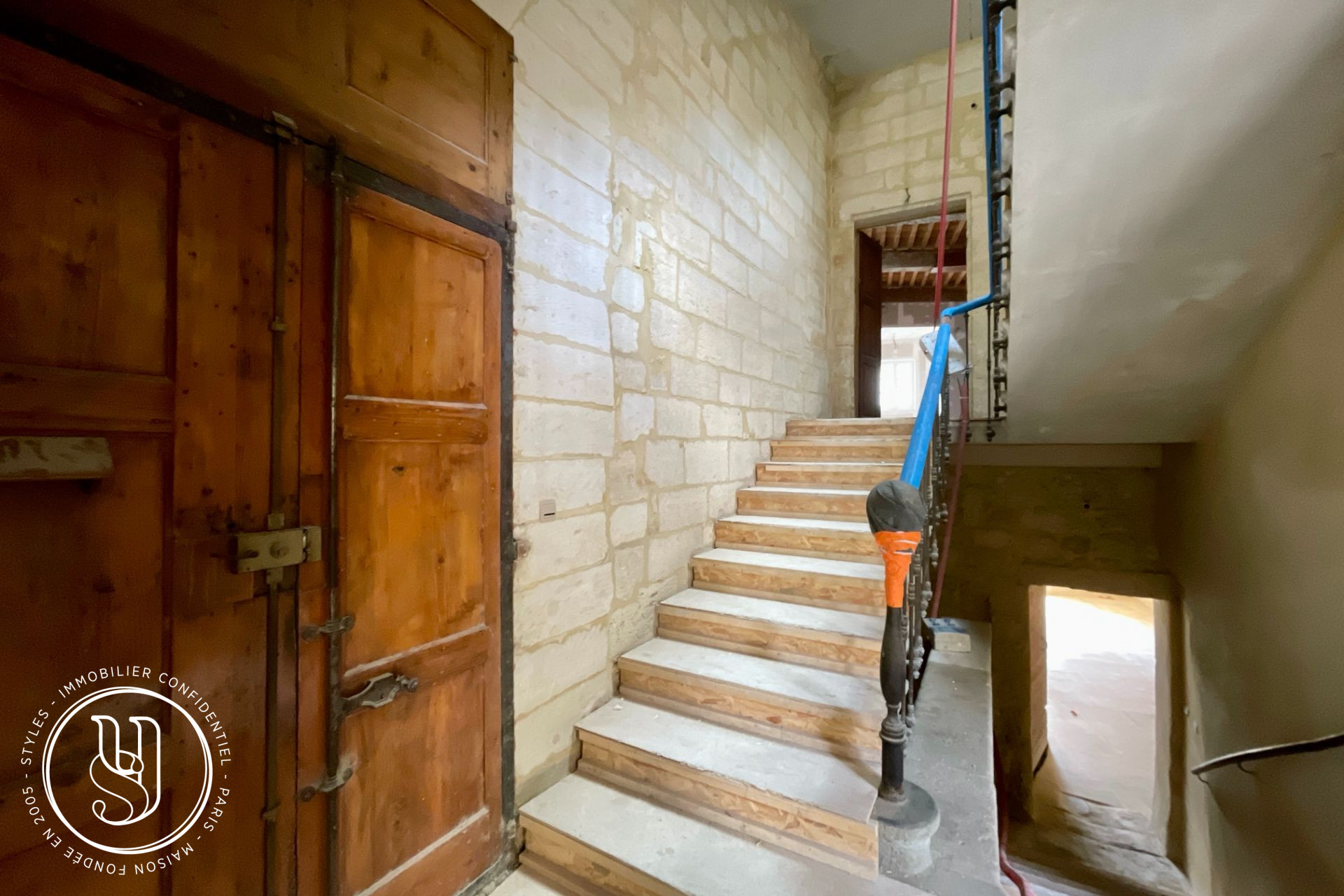 Uzès - An extraordinary renovation in the historic centre - image 2