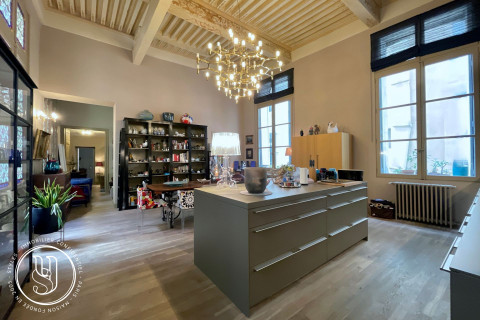 Montpellier - Appartement de 152m2 avec ascenseur et balcon sur la Place de  - image 1