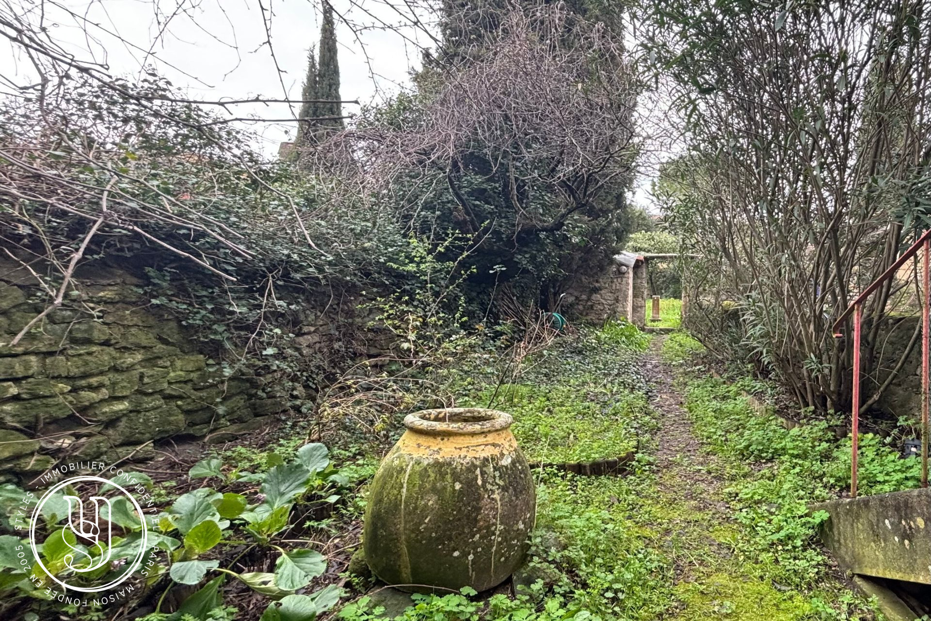 Uzès - center, a magnificent garden, a house and its small cottage to - image 3