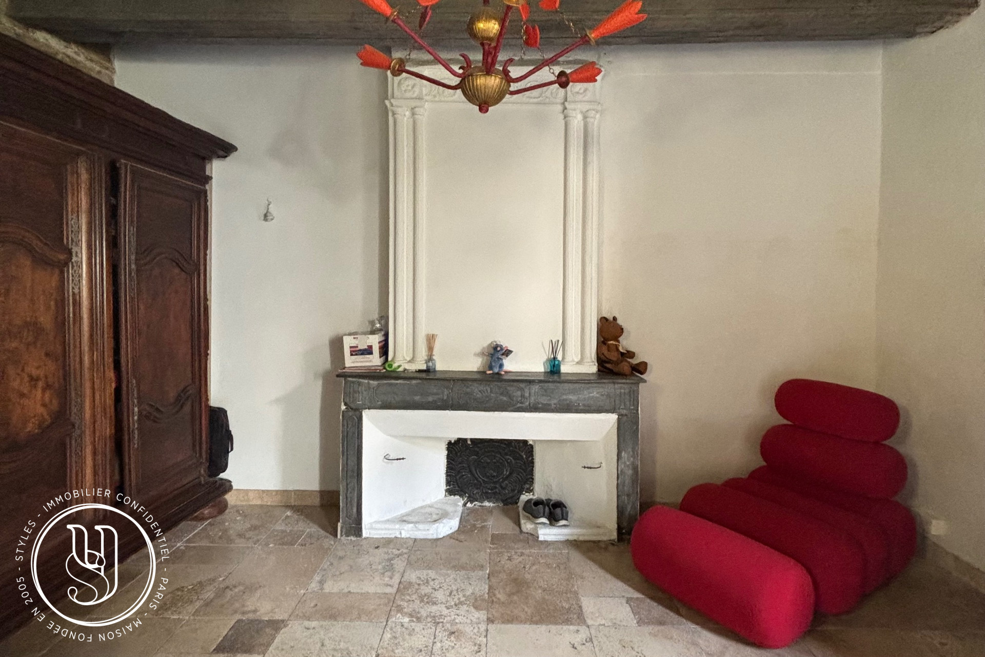 Uzès - at the entrance of the Place aux Herbes - image 8