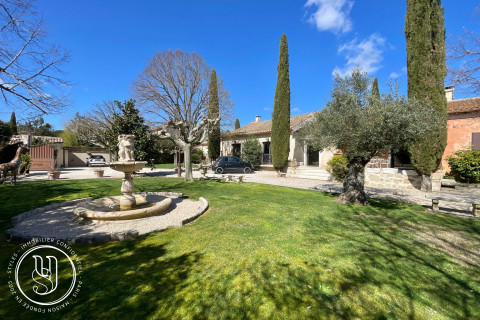 Eygalières - proche, mas de village rénové - image 1