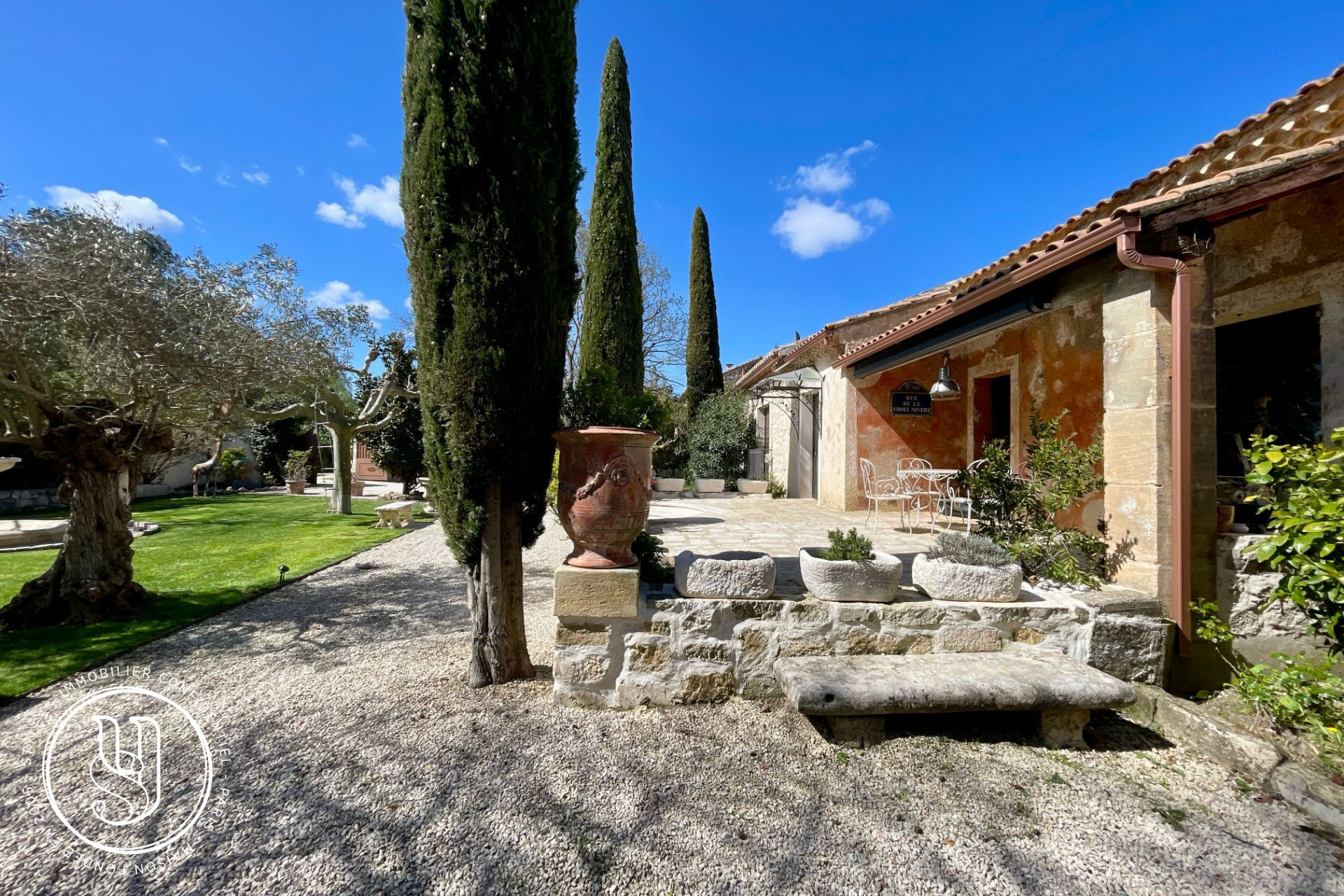 Eygalières - proche, mas de village rénové - image 15