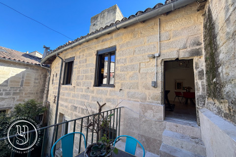 Uzès - at the entrance of the Place aux Herbes - image 1