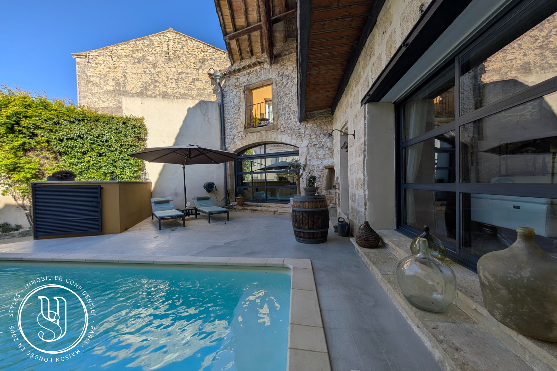 Nîmes - close by, a beautiful and charming unique stone house - image 1