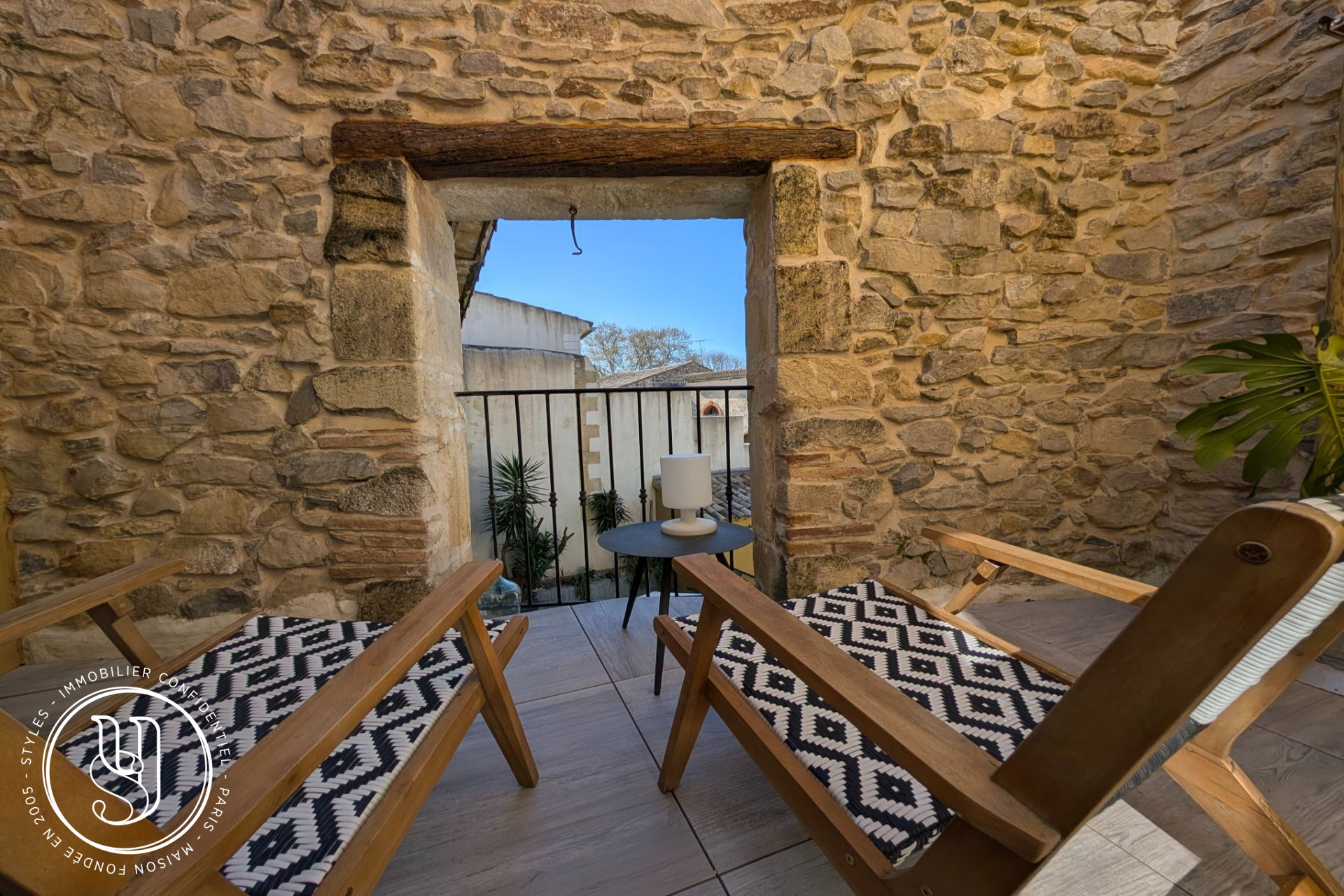 Nîmes - close by, a beautiful and charming unique stone house - image 17