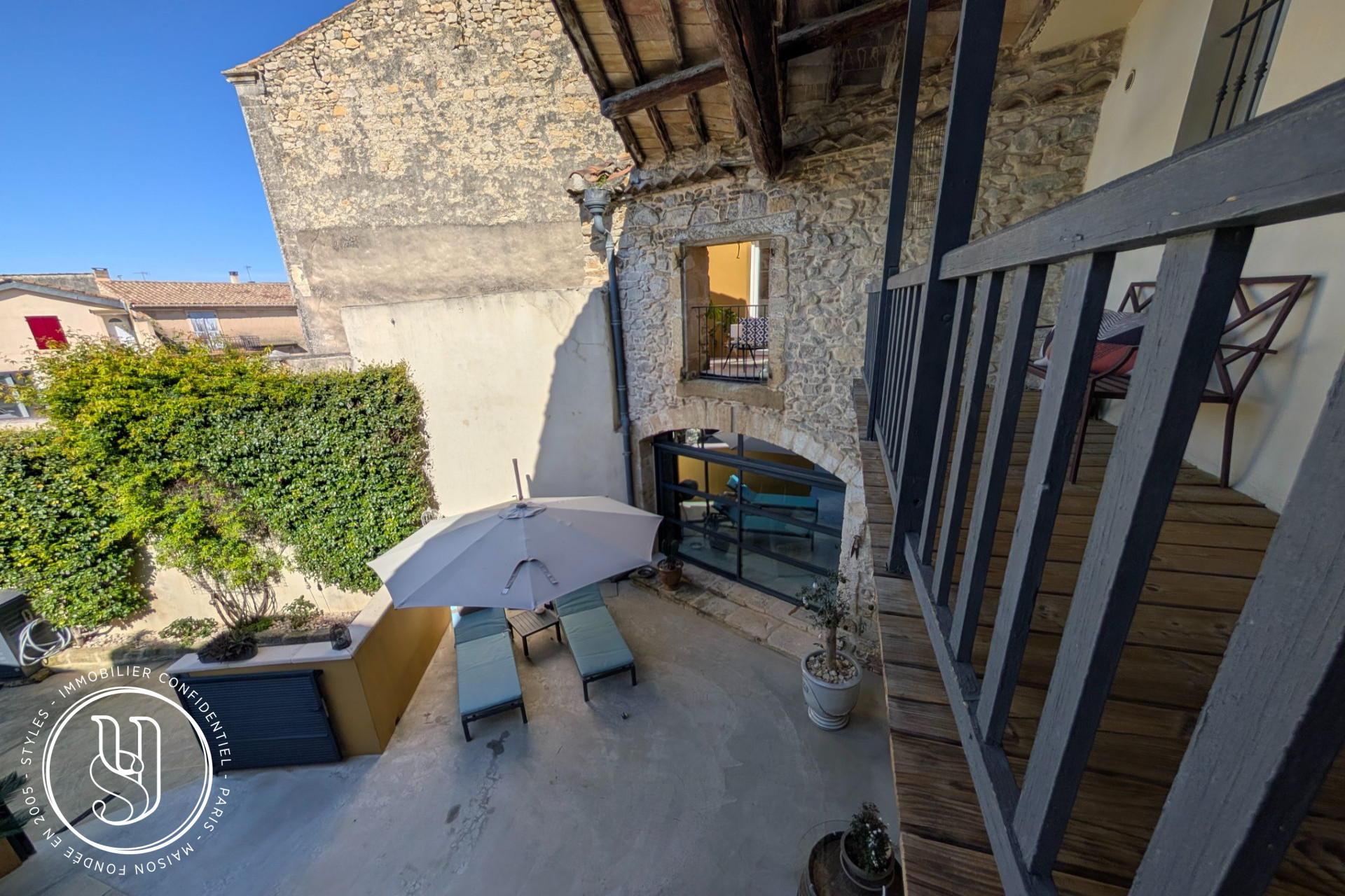 Nîmes - close by, a beautiful and charming unique stone house - image 12