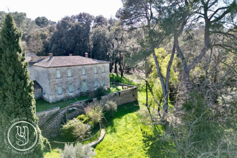 Uzès - immediate vicinity, for sale, a bastide with a unique atmosphe - image 1