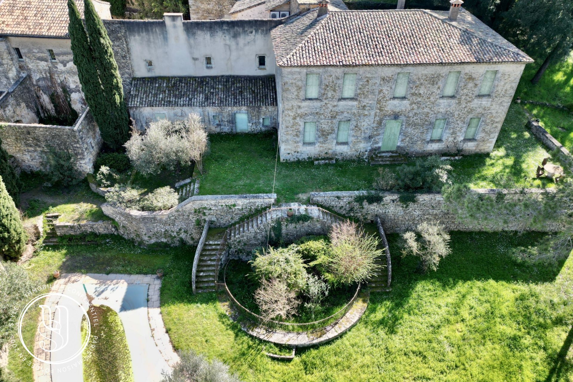 Uzès - immediate vicinity, for sale, a bastide with a unique atmosphe - image 7