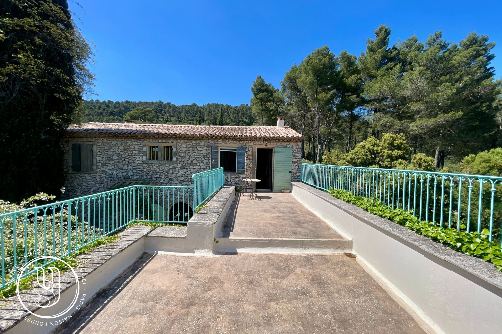 Eygalières - Un domaine confidentiel au coeur des Alpilles avec vues - image 20