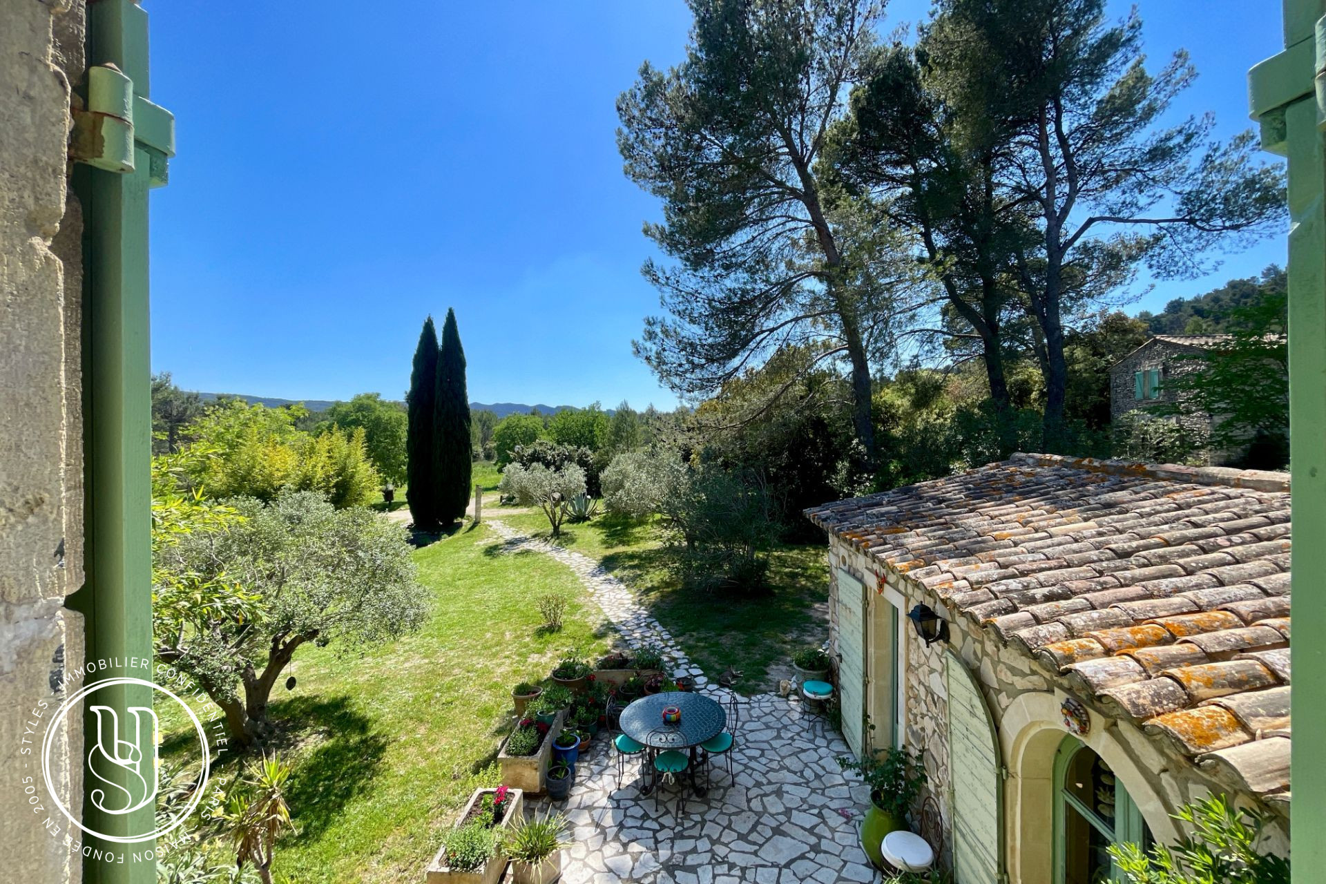 Eygalières - Un domaine confidentiel au coeur des Alpilles avec vues - image 17