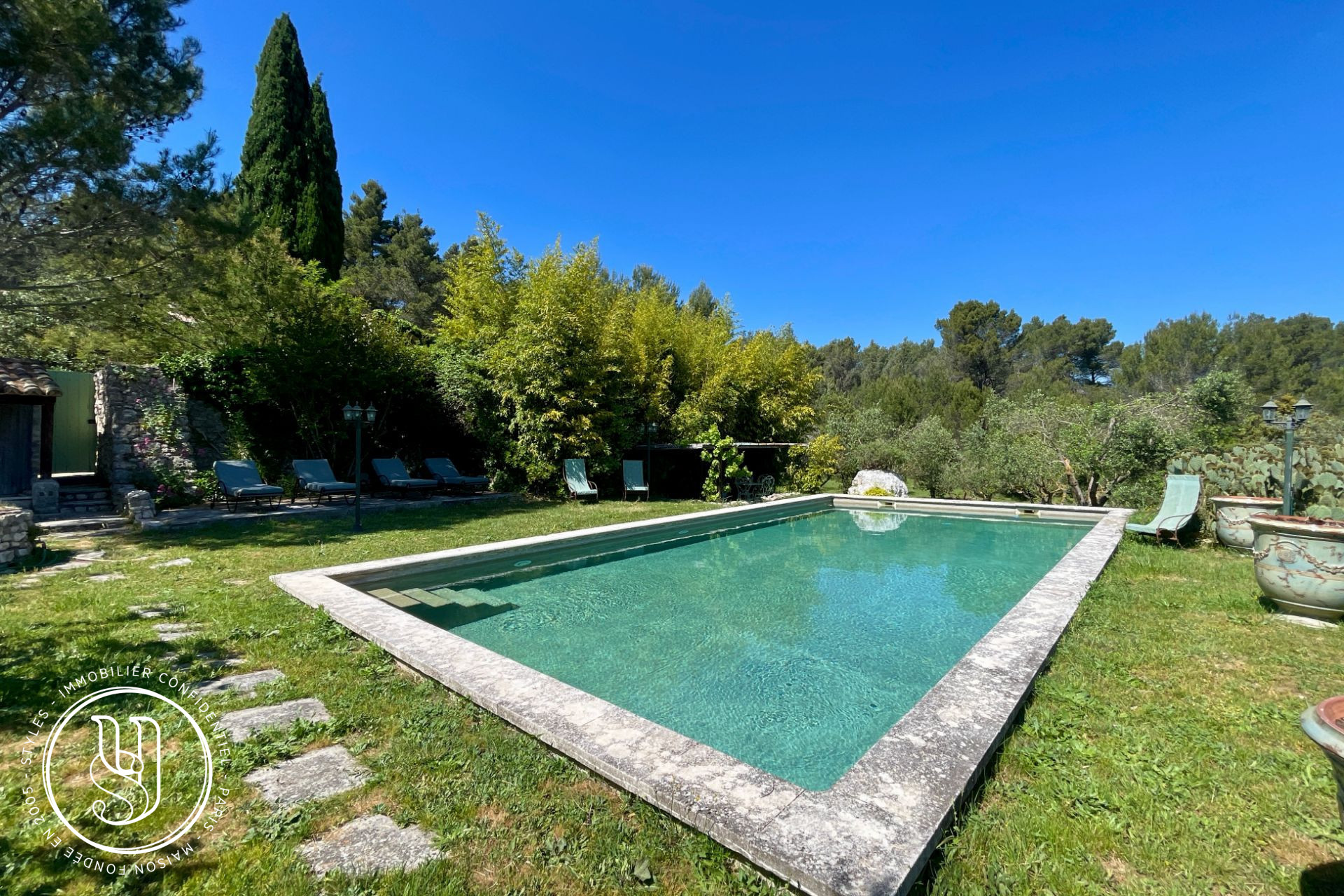 Eygalières - Un domaine confidentiel au coeur des Alpilles avec vues - image 11