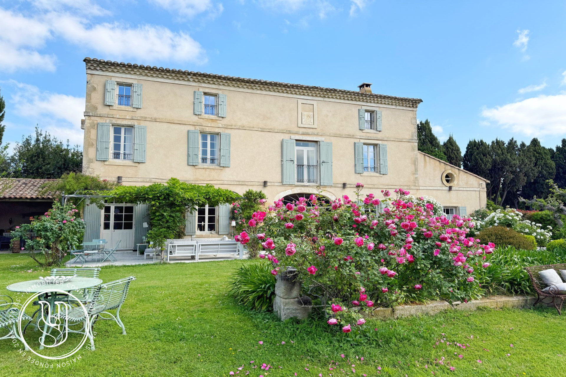 Saint-Rémy-de-Provence - close by, a charming house in the heart of a Provençal village - image 1