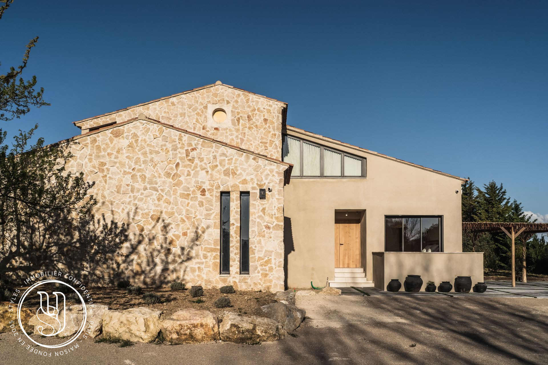 Eygalières - A contemporary signature with views - image 3