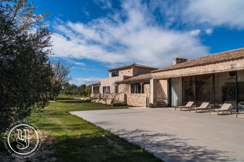 Eygalières - An exceptional property overlooking the Alpilles - image 1