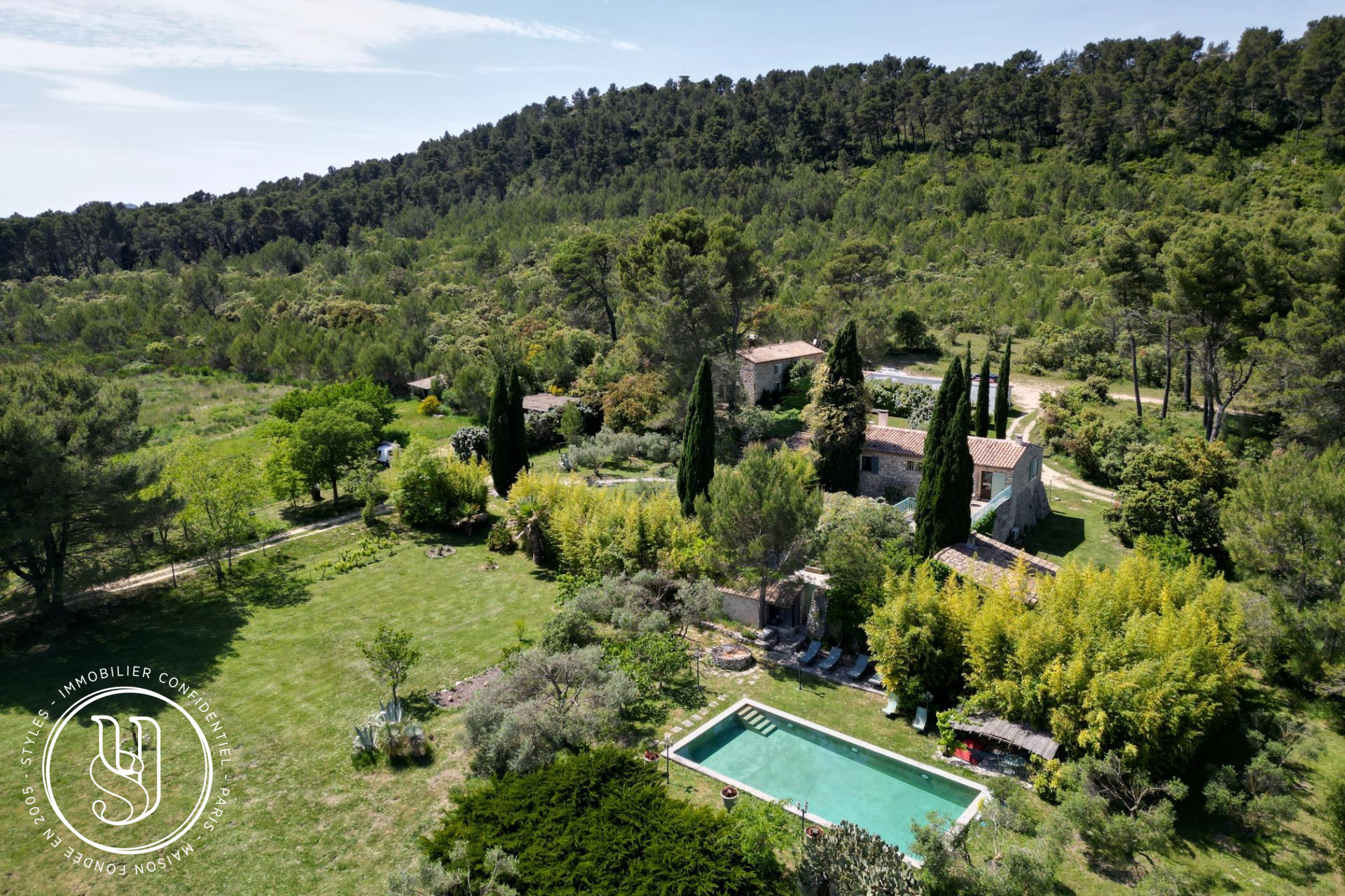 Eygalières - Un domaine confidentiel au coeur des Alpilles avec vues - image 1
