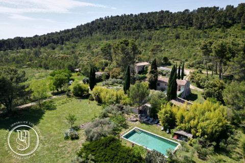 Eygalières - Un domaine confidentiel au coeur des Alpilles avec vues - image 1
