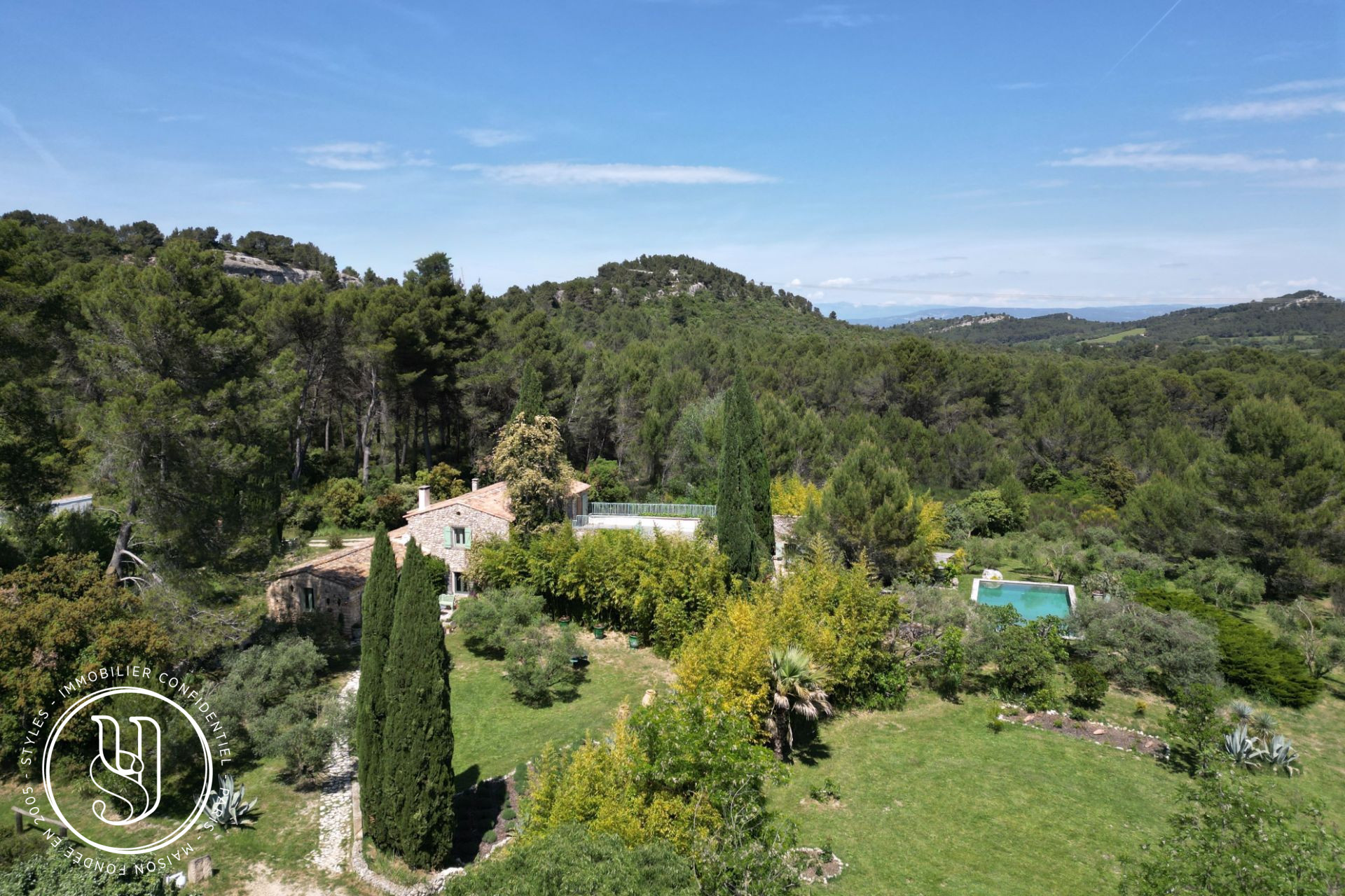 Eygalières - Un domaine confidentiel au coeur des Alpilles avec vues - image 12