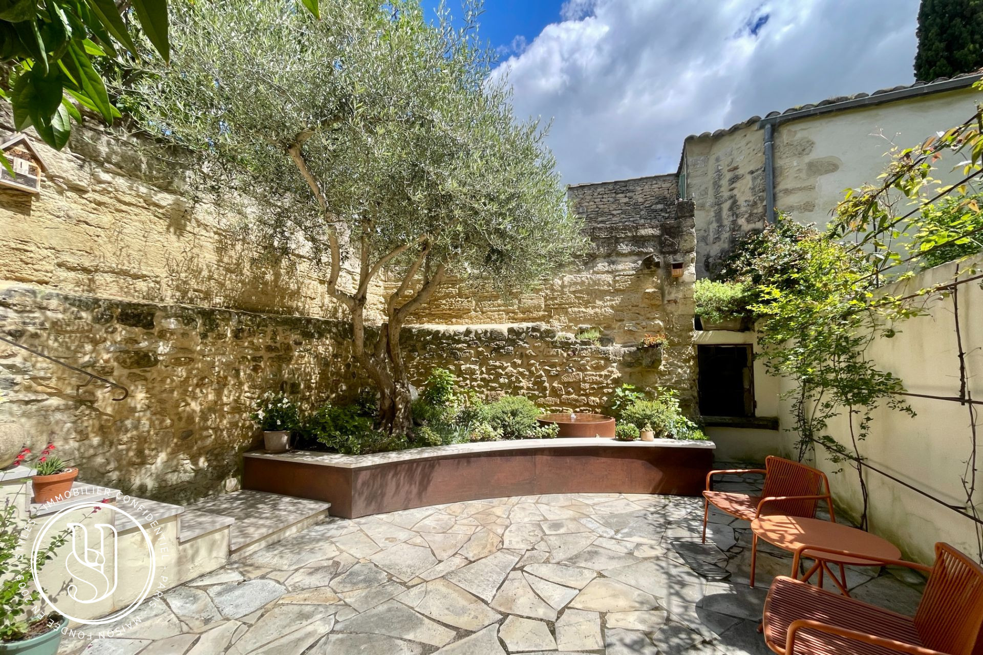 Uzès - Exceptional location in the heart of Uzès - image 14
