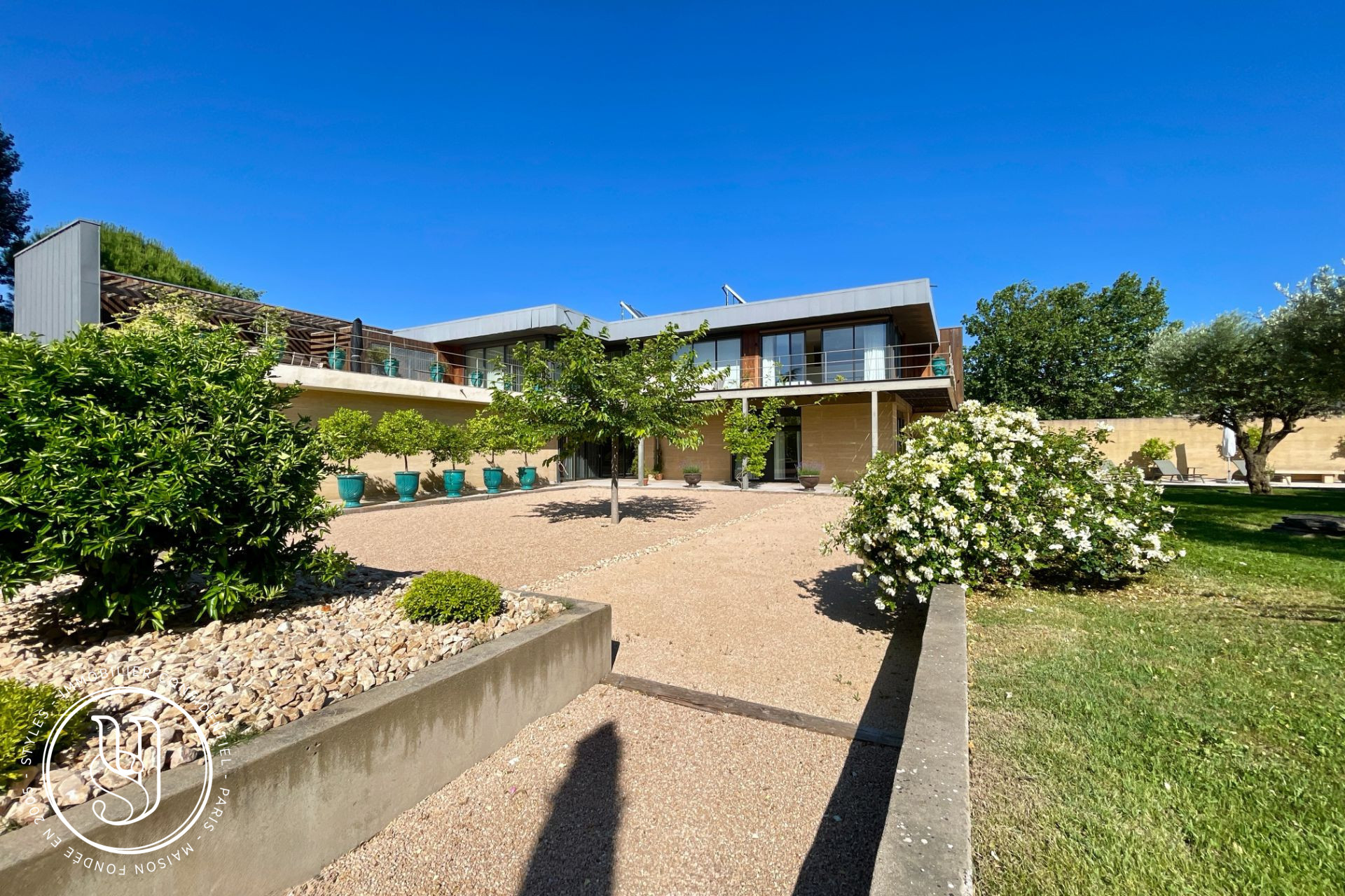 Uzès - Unique and Contemporary House - image 3