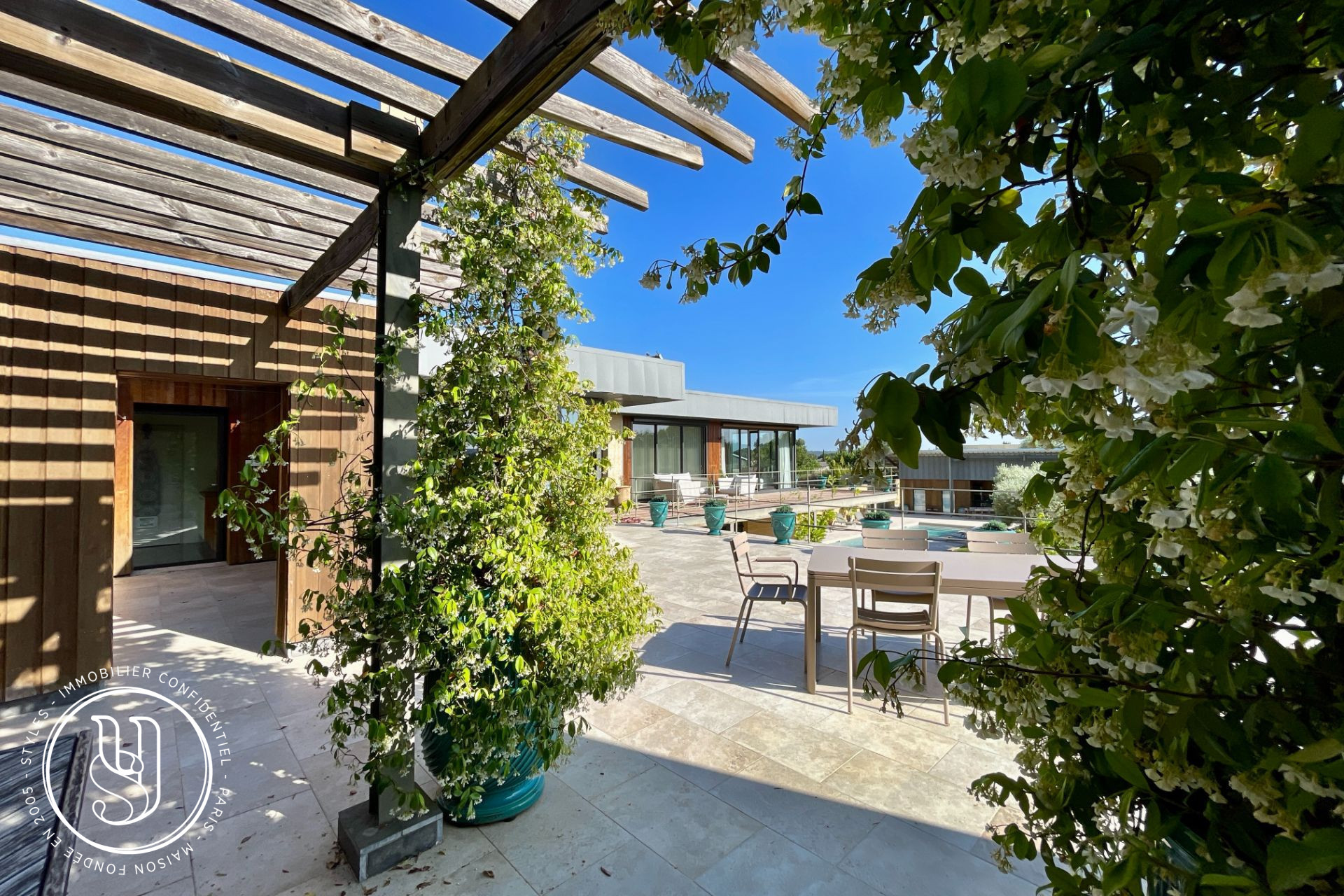 Uzès - Unique and Contemporary House - image 7