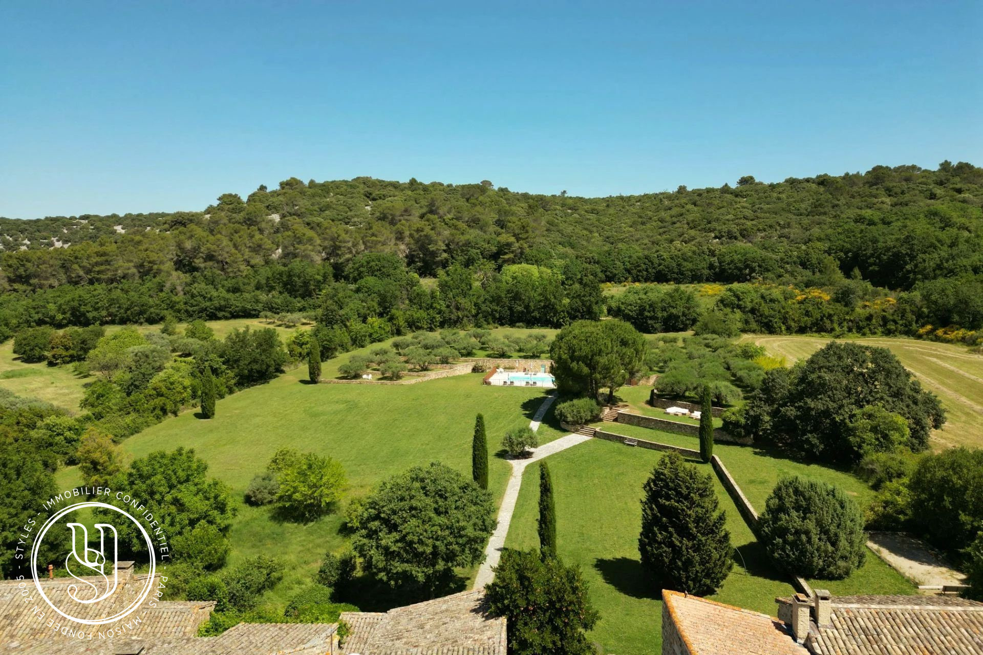 Uzès - close by, a peaceful haven with undeniable charm and unobstruc - image 2