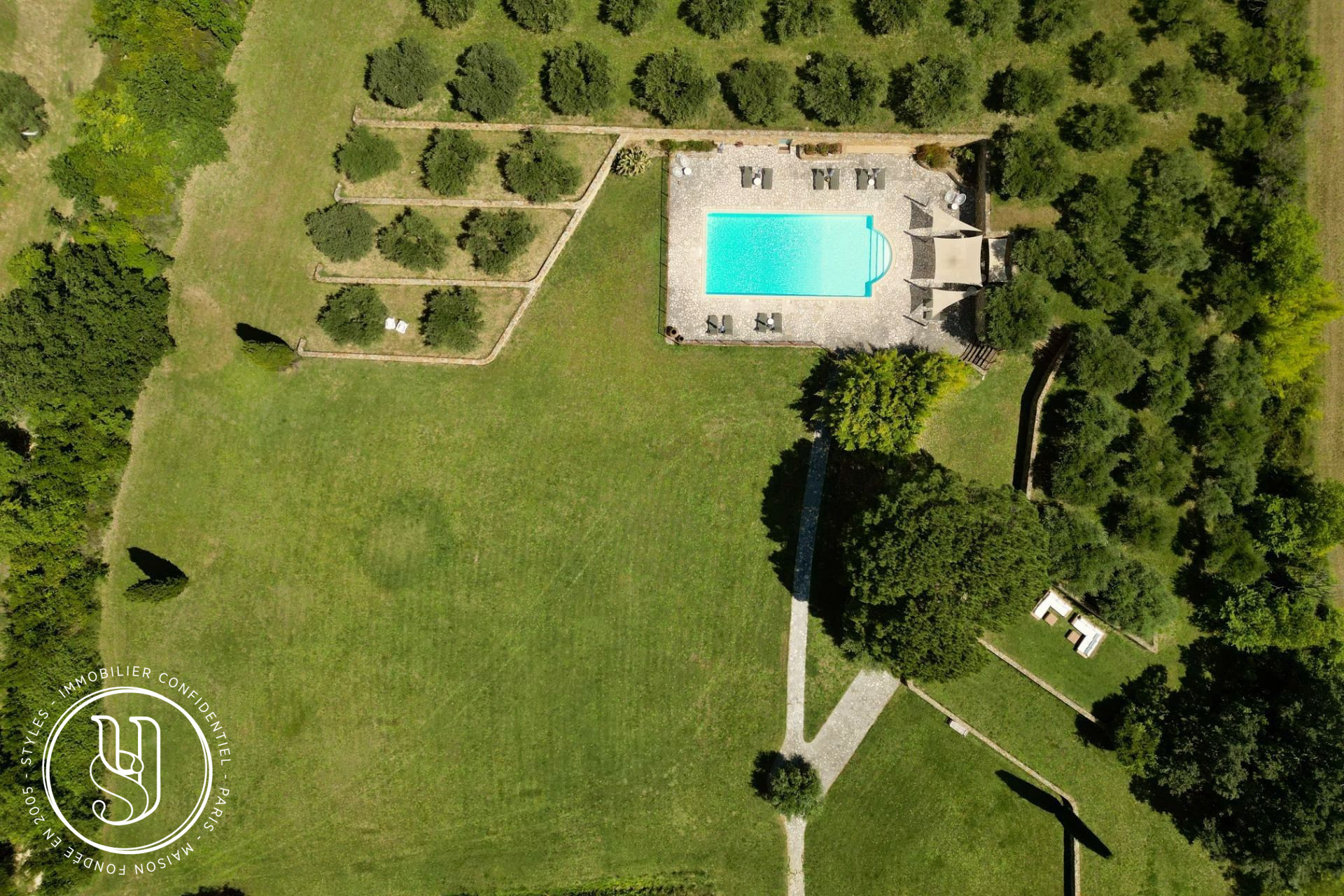 Uzès - close by, a peaceful haven with undeniable charm and unobstruc - image 4