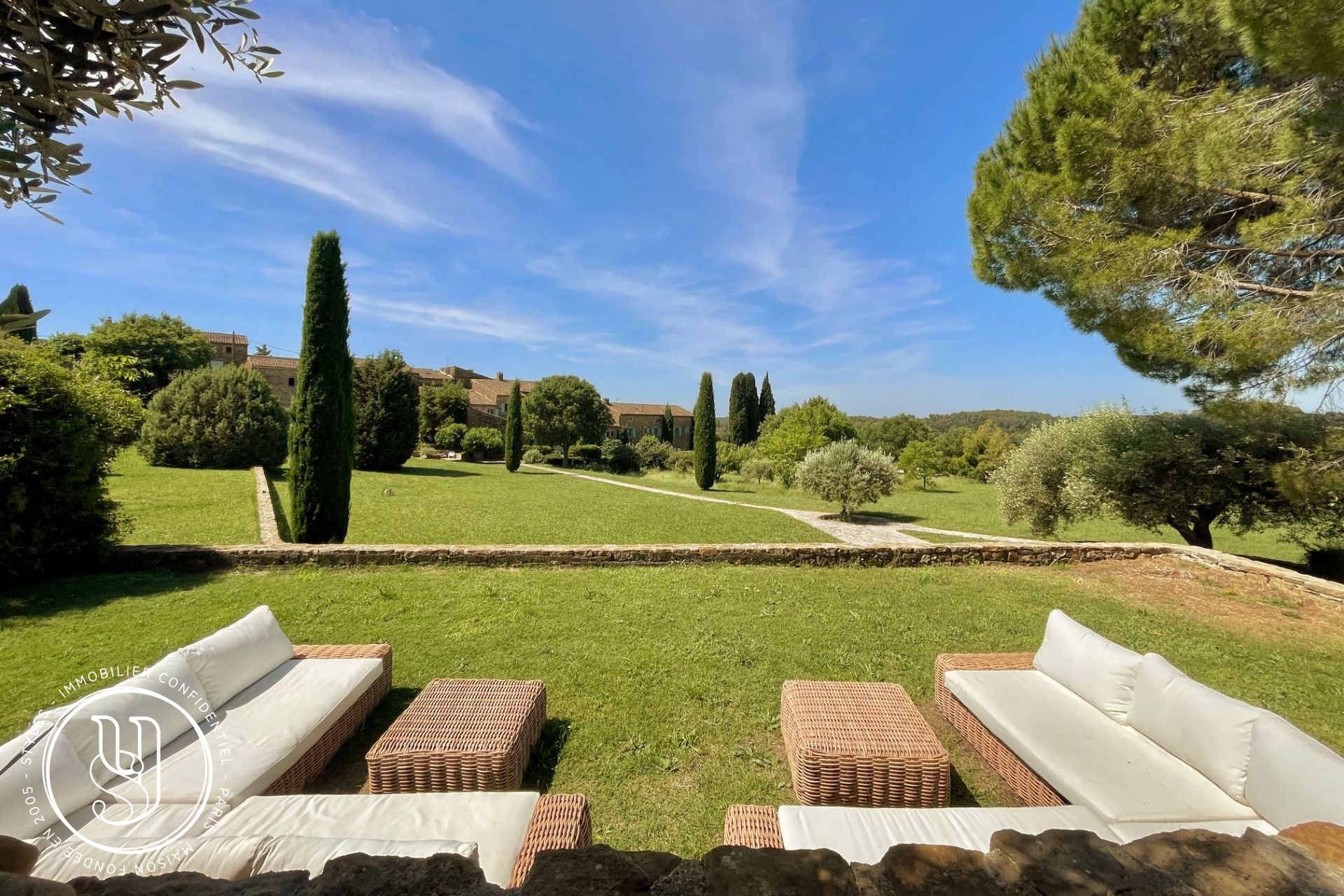 Uzès - close by, a peaceful haven with undeniable charm and unobstruc - image 1