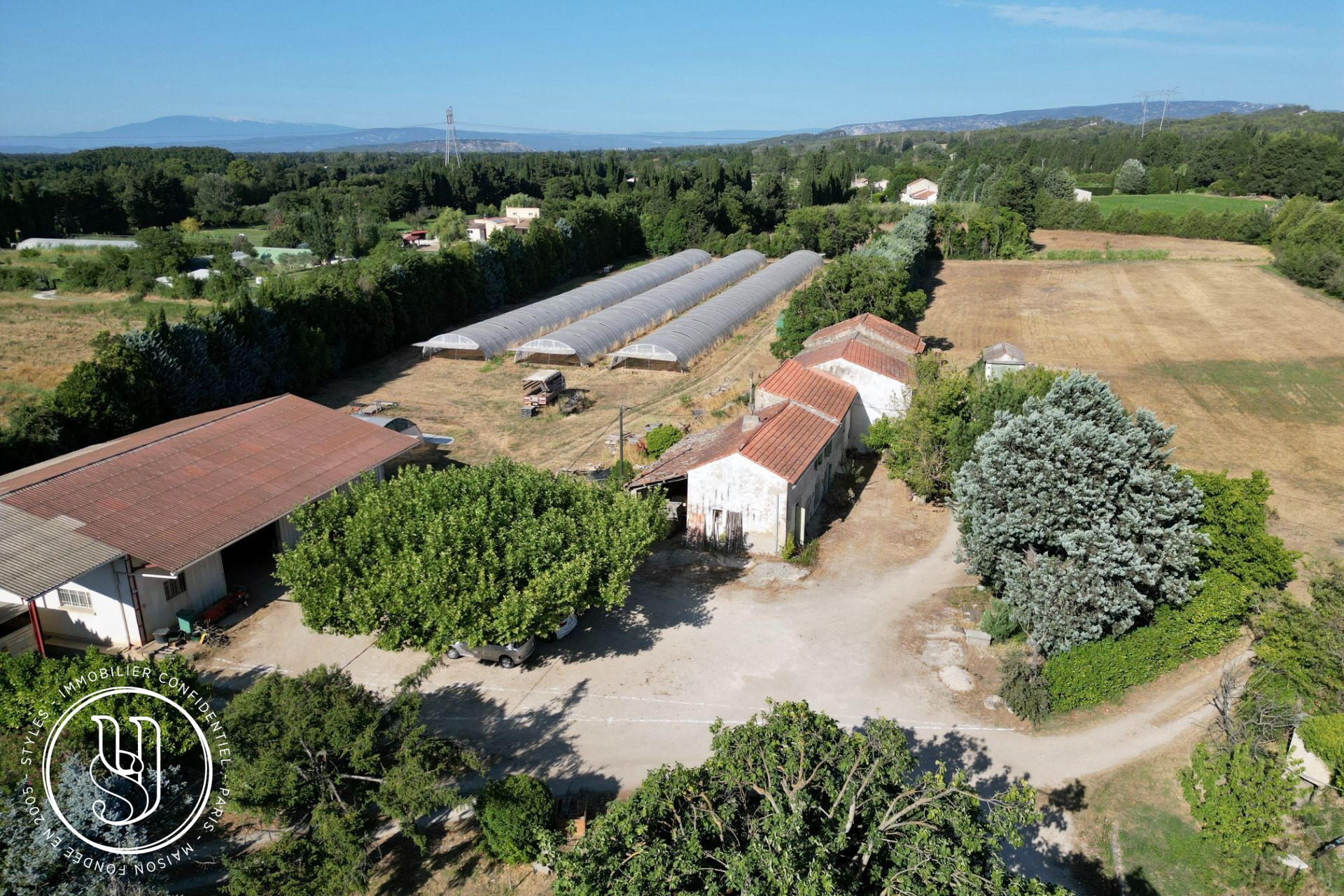 Eygalières - a vast Provençal farmhouse to renovate, an exceptional potenti - image 3
