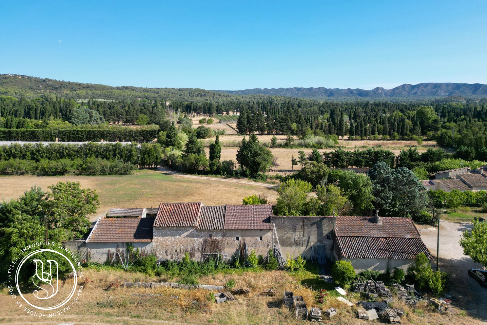 Eygalières - a vast Provençal farmhouse to renovate, an exceptional potenti - image 4