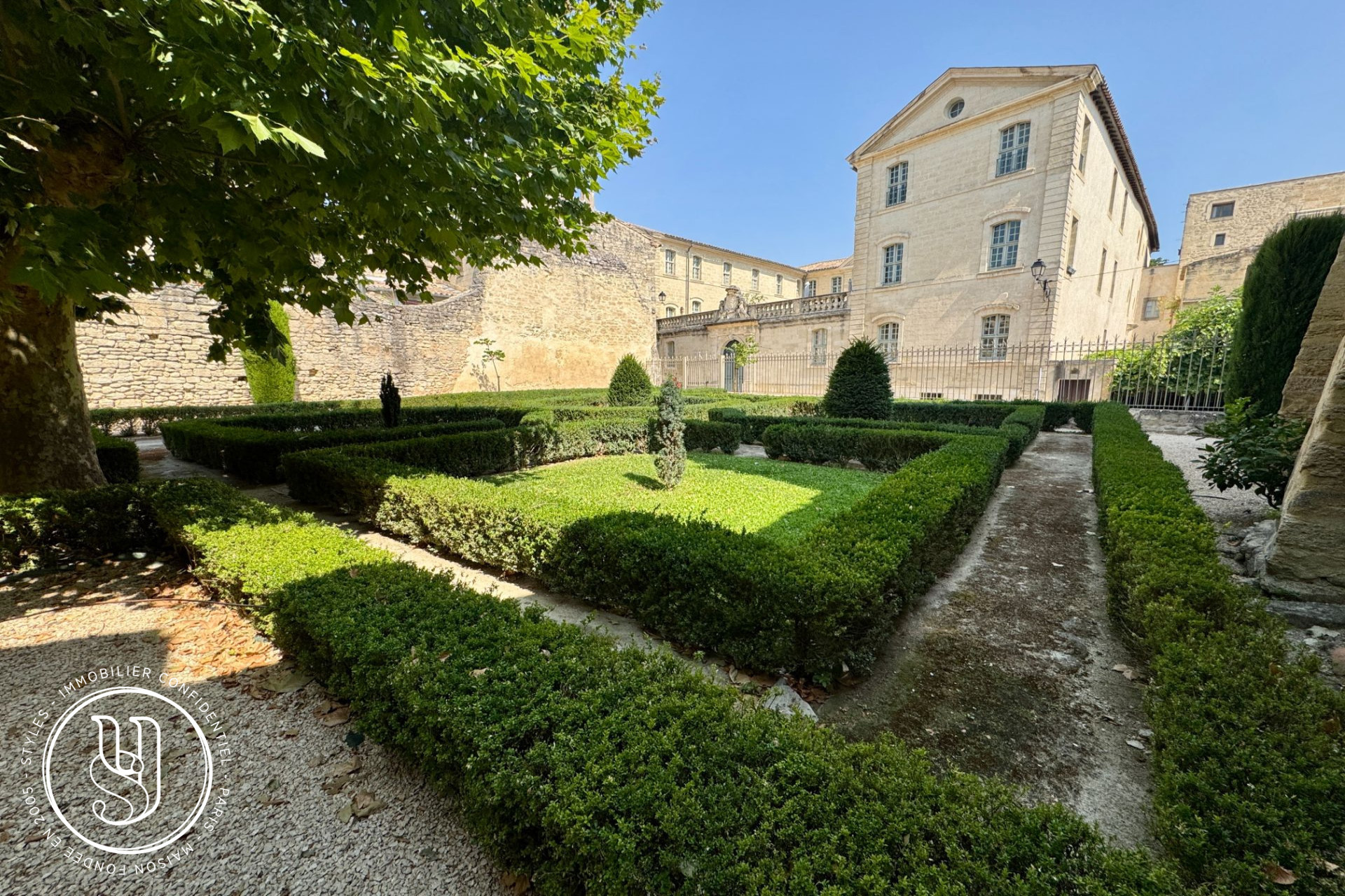 Uzès - historic center, a bright duplex - image 2