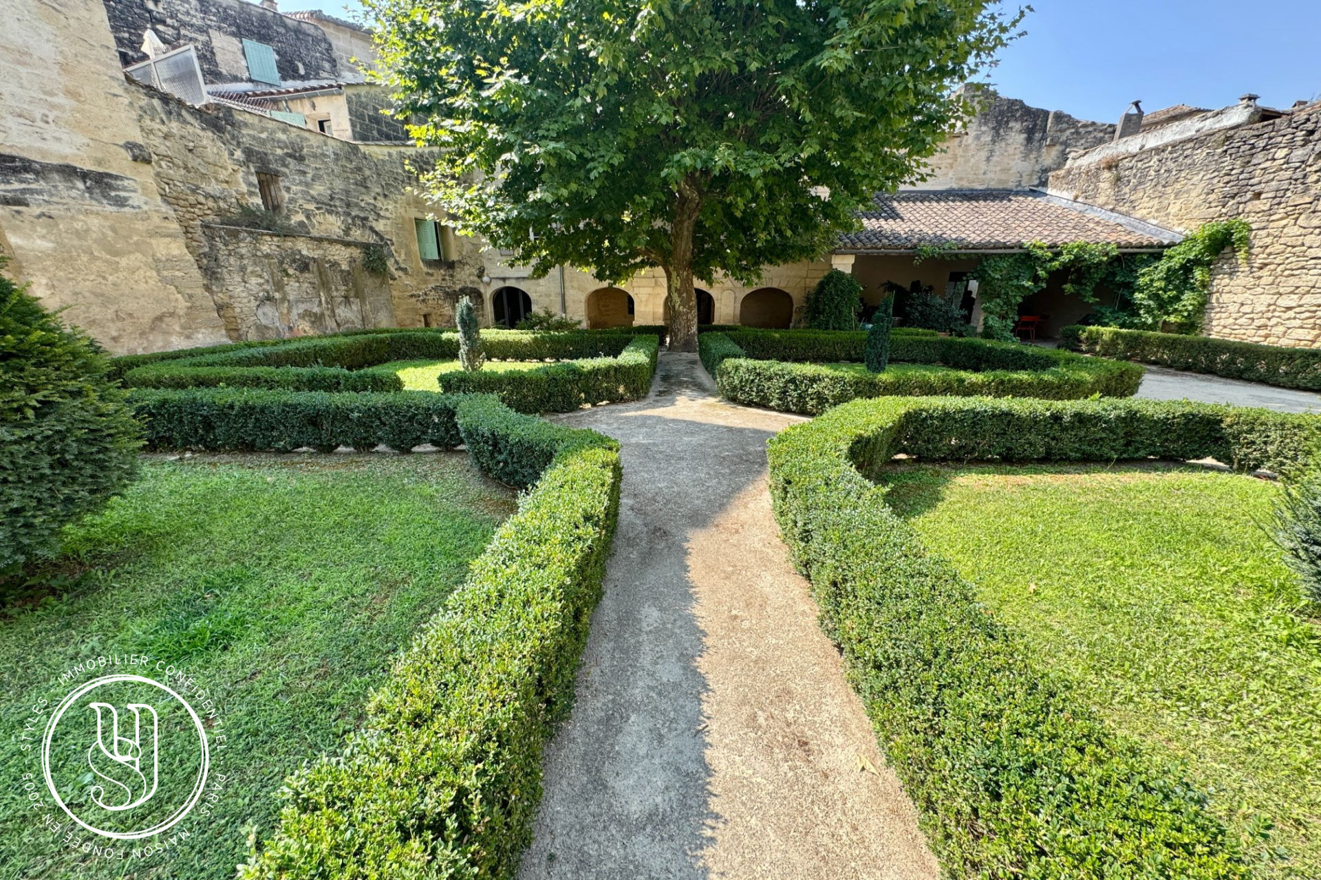 Uzès - historic center, a bright duplex - image 9