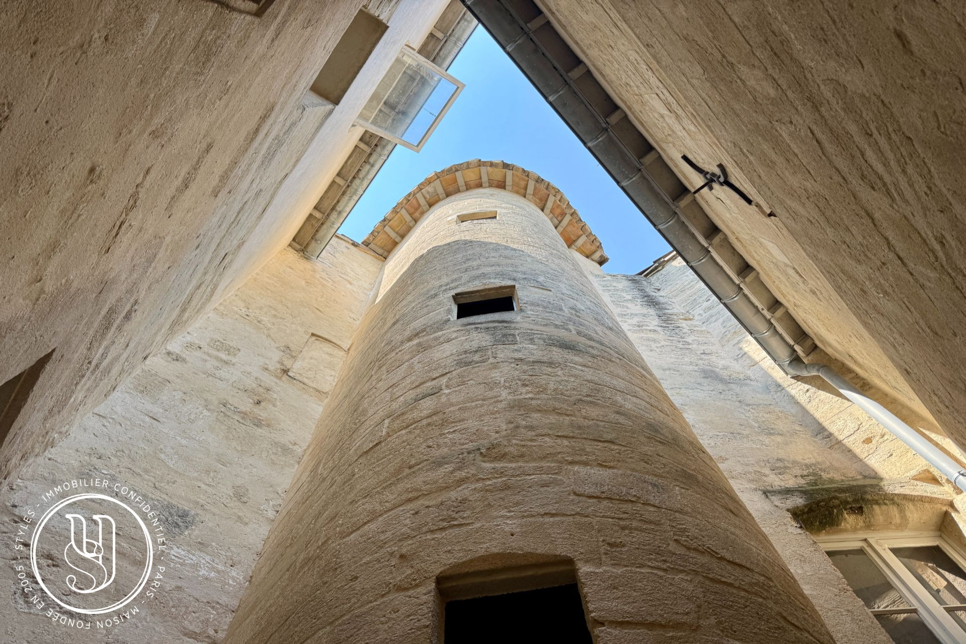Uzès - historic center, a bright duplex - image 4