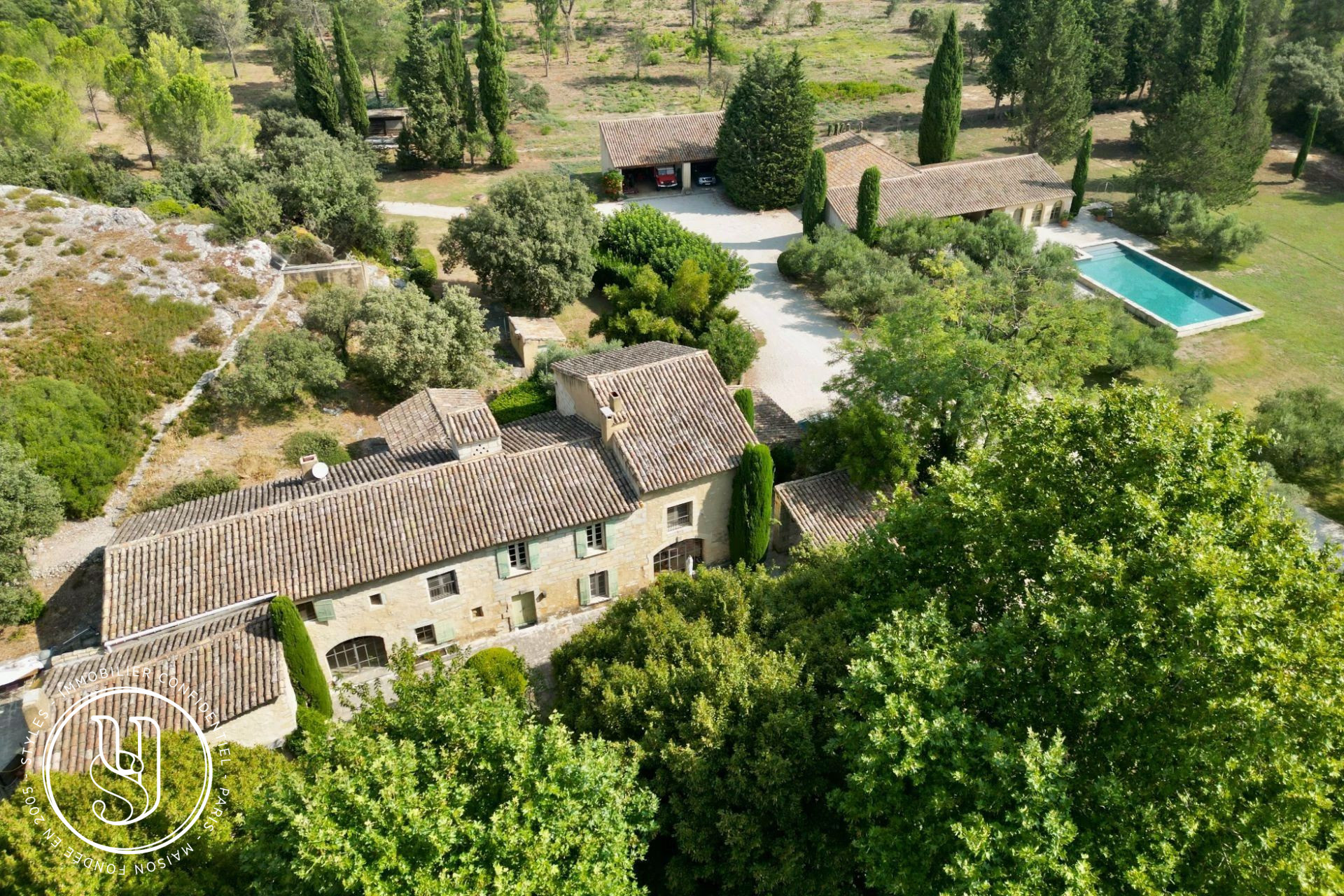 Saint-Rémy-de-Provence - en campagne - Fabuleux domaine de 28ha - image 1