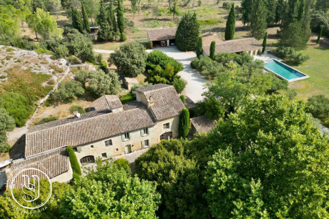 Saint-Rémy-de-Provence - en campagne - Fabuleux domaine de 28ha - image 1