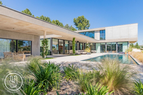 Maussane-les-Alpilles - close to the center on foot, quiet, a concrete/glass vessel - image 1