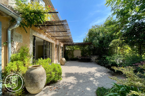 Saint-Rémy-de-Provence - A discreet address just steps from the heart of Saint-Rémy-de- - image 1