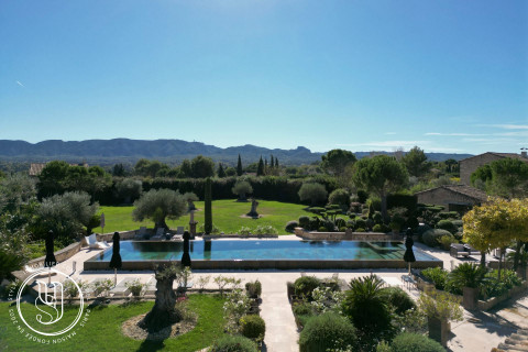 Saint-Rémy-de-Provence - Exceptional farmhouse with panoramic views over the Alpilles - image 1